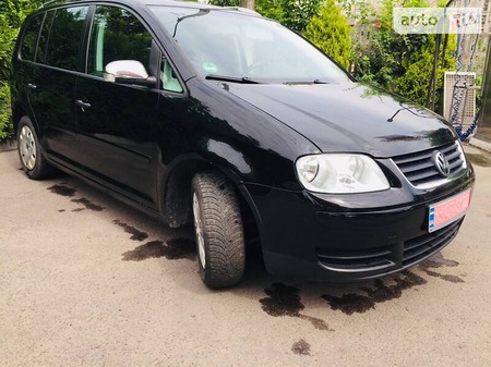 Volkswagen Touran 2006  випуску Львів з двигуном 1.6 л бензин мінівен механіка за 5900 долл. 