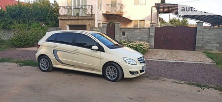 Mercedes-Benz B 180 2010  випуску Миколаїв з двигуном 2 л дизель мінівен автомат за 8200 долл. 