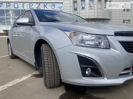 Chevrolet Cruze 2013  випуску Харків з двигуном 1.6 л бензин хэтчбек механіка за 9700 долл. 