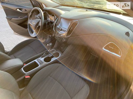 Chevrolet Cruze 2018  випуску Харків з двигуном 1.4 л бензин седан автомат за 10800 долл. 