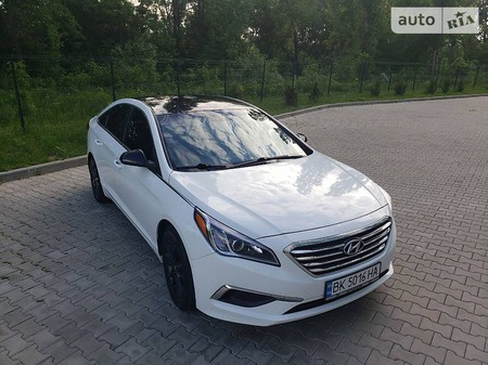 Hyundai Sonata 2015  випуску Луцьк з двигуном 2.4 л бензин седан автомат за 12000 долл. 