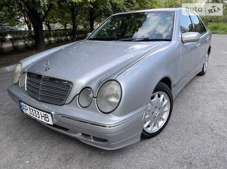Mercedes-Benz E 200 2000  випуску Дніпро з двигуном 2 л бензин седан механіка за 5600 долл. 