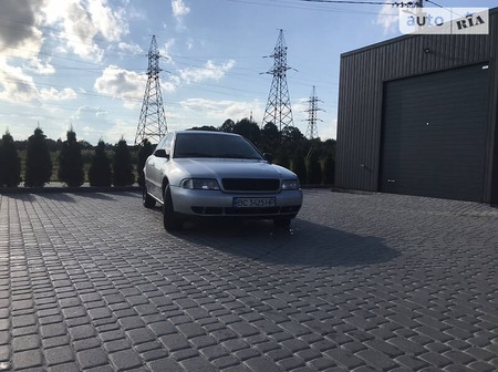 Audi A4 Limousine 1995  випуску Львів з двигуном 1.8 л  седан механіка за 2950 долл. 