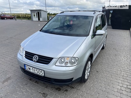 Volkswagen Touran 2006  випуску Львів з двигуном 1.6 л бензин мінівен механіка за 5900 долл. 