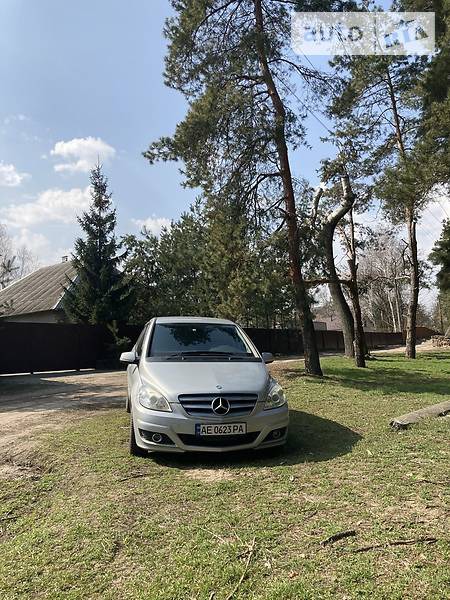 Mercedes-Benz B 180 2010  випуску Дніпро з двигуном 1.7 л бензин хэтчбек автомат за 8200 долл. 