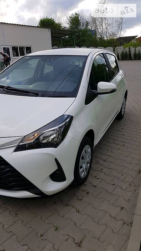 Toyota Yaris 2019  випуску Чернівці з двигуном 1 л бензин хэтчбек механіка за 11300 долл. 