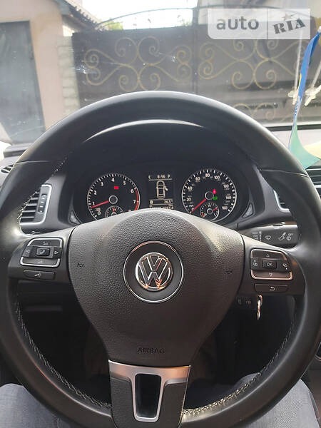 Volkswagen Passat 2014  випуску Черкаси з двигуном 1.8 л бензин седан автомат за 11700 долл. 