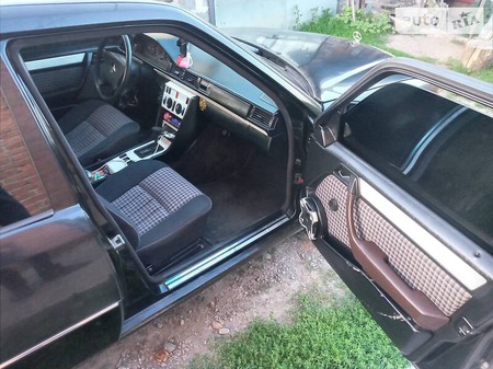 Mercedes-Benz E 200 1990  випуску Тернопіль з двигуном 2.3 л бензин седан автомат за 2150 долл. 
