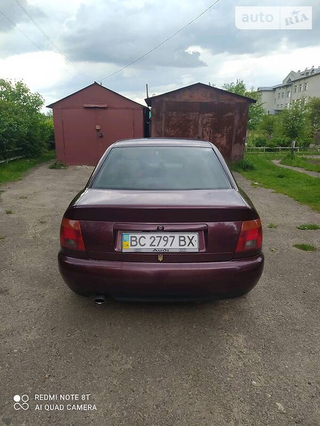 Audi A4 Limousine 1995  випуску Львів з двигуном 1.6 л  седан механіка за 3550 долл. 