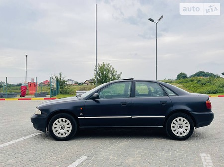 Audi A4 Limousine 1997  випуску Львів з двигуном 1.6 л  седан механіка за 1000 долл. 