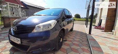 Toyota Yaris 2012  випуску Чернівці з двигуном 1.3 л бензин хэтчбек механіка за 6100 долл. 