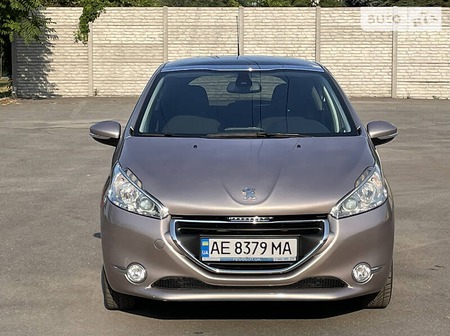 Peugeot 208 2015  випуску Дніпро з двигуном 1.6 л бензин хэтчбек автомат за 8999 долл. 