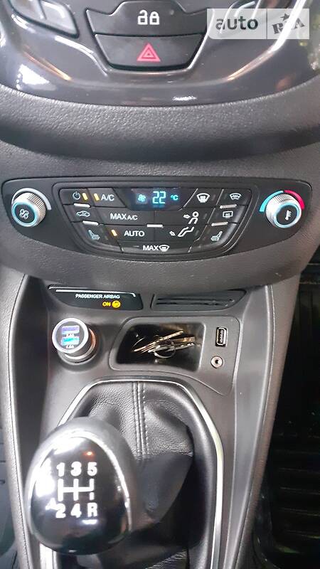 Ford Tourneo Courier 2015  випуску Чернівці з двигуном 1.5 л дизель мінівен механіка за 10800 долл. 