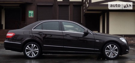 Mercedes-Benz E 300 2010  випуску Київ з двигуном 3 л бензин седан автомат за 15700 долл. 