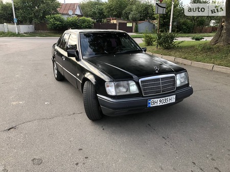 Mercedes-Benz E 260 1990  випуску Київ з двигуном 2.6 л  седан автомат за 2900 долл. 