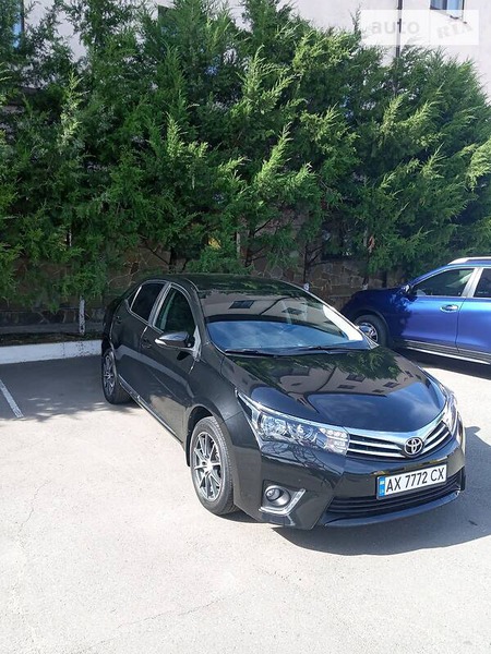 Toyota Corolla 2015  випуску Харків з двигуном 1.6 л бензин седан автомат за 16500 долл. 