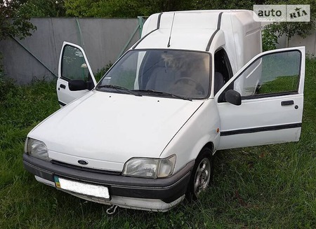 Ford Courier 1995  випуску Суми з двигуном 1.3 л  мінівен  за 1200 долл. 