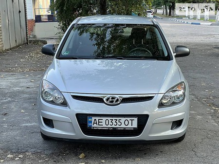 Hyundai i30 2009  випуску Дніпро з двигуном 1.4 л бензин хэтчбек механіка за 6700 долл. 