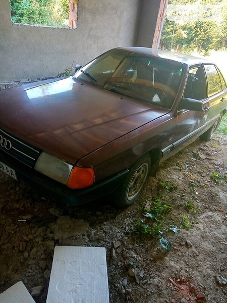 Audi 100 1985  випуску Чернівці з двигуном 2.2 л бензин седан  за 1700 долл. 