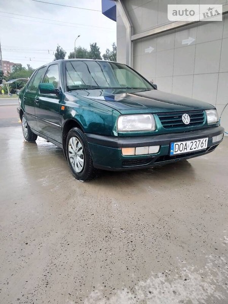 Volkswagen Vento 1999  випуску Луцьк з двигуном 1.9 л дизель седан механіка за 850 долл. 
