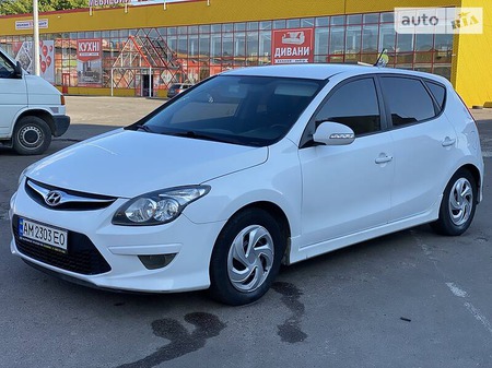 Hyundai i30 2011  випуску Житомир з двигуном 1.4 л  хэтчбек  за 6000 долл. 