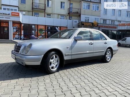 Mercedes-Benz E 220 1998  випуску Чернівці з двигуном 2.2 л дизель седан механіка за 4600 долл. 