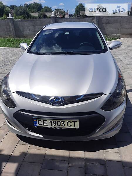 Hyundai Sonata 2014  випуску Чернівці з двигуном 2.4 л гібрид седан автомат за 11600 долл. 