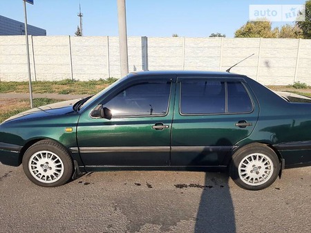 Volkswagen Vento 1995  випуску Харків з двигуном 1.8 л  седан механіка за 3100 долл. 