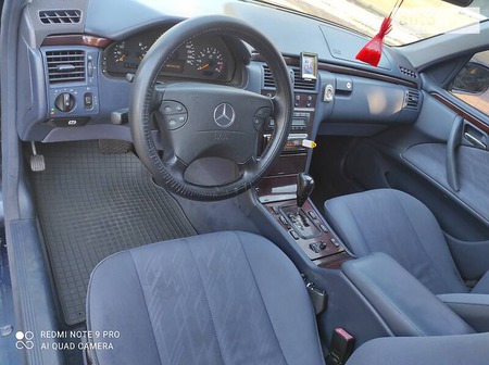 Mercedes-Benz E 200 2001  випуску Чернігів з двигуном 2 л бензин седан автомат за 4200 долл. 