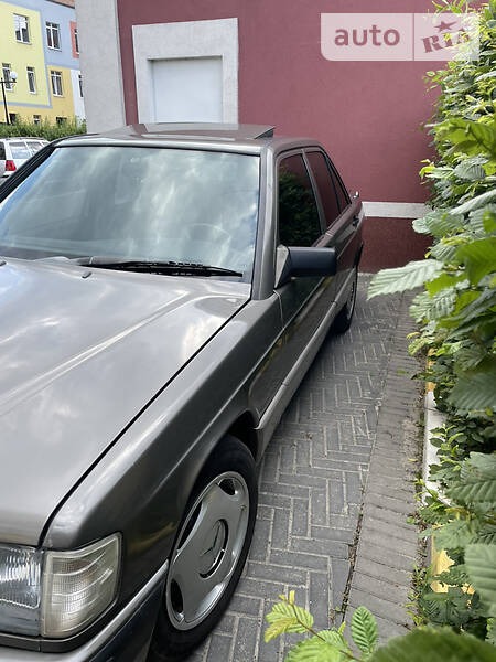 Mercedes-Benz 190 1990  випуску Київ з двигуном 1.8 л бензин седан механіка за 3999 долл. 