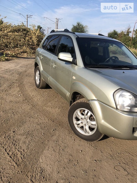 Hyundai Tucson 2005  випуску Дніпро з двигуном 2 л бензин позашляховик механіка за 7850 долл. 