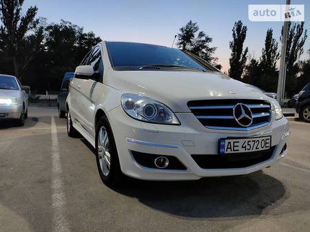 Mercedes-Benz B 180 2010  випуску Дніпро з двигуном 1.7 л бензин хэтчбек автомат за 9200 долл. 