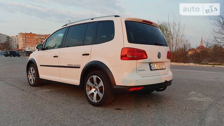 Volkswagen Touran 2011  випуску Чернівці з двигуном 1.6 л дизель мінівен автомат за 11800 долл. 