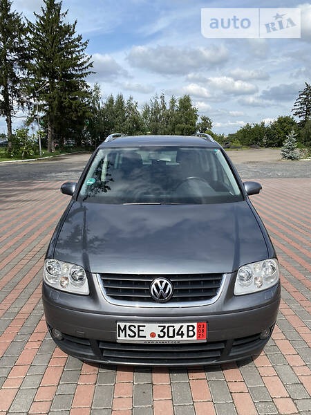 Volkswagen Touran 2004  випуску Львів з двигуном 1.6 л бензин мінівен механіка за 5900 долл. 