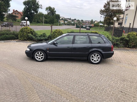 Audi A4 Limousine 1997  випуску Львів з двигуном 1.8 л  універсал механіка за 1390 долл. 