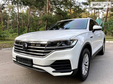 Volkswagen Touareg 2018  випуску Київ з двигуном 3 л бензин позашляховик автомат за 52999 долл. 