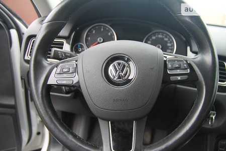 Volkswagen Touareg 2014  випуску Черкаси з двигуном 3 л дизель позашляховик автомат за 28300 долл. 