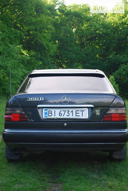 Mercedes-Benz E 300 1993  випуску Полтава з двигуном 3 л дизель седан  за 2750 долл. 