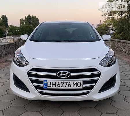 Hyundai Elantra 2015  випуску Одеса з двигуном 2 л бензин хэтчбек автомат за 11600 долл. 