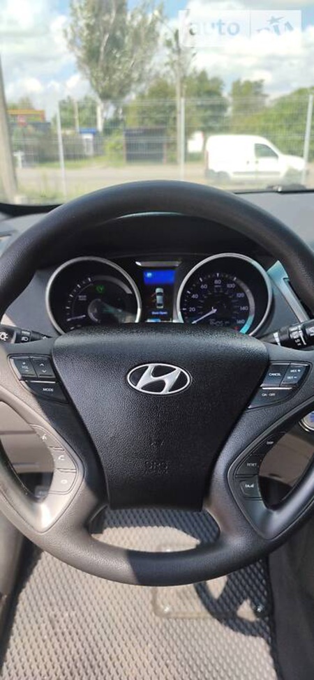 Hyundai Sonata 2014  випуску Запоріжжя з двигуном 2.4 л гібрид седан автомат за 9900 долл. 