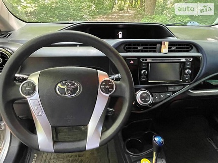 Toyota Prius 2015  випуску Полтава з двигуном 0 л гібрид хэтчбек автомат за 12000 долл. 