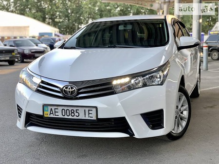 Toyota Corolla 2013  випуску Дніпро з двигуном 1.3 л  седан механіка за 9999 долл. 