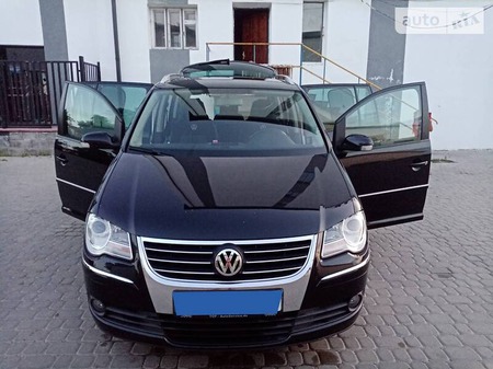 Volkswagen Touran 2006  випуску Тернопіль з двигуном 2 л дизель мінівен механіка за 7900 долл. 