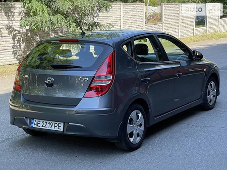 Hyundai i30 2010  випуску Дніпро з двигуном 1.4 л бензин хэтчбек  за 6750 долл. 