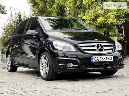 Mercedes-Benz B 180 2010  випуску Дніпро з двигуном 1.7 л бензин хэтчбек автомат за 9700 долл. 