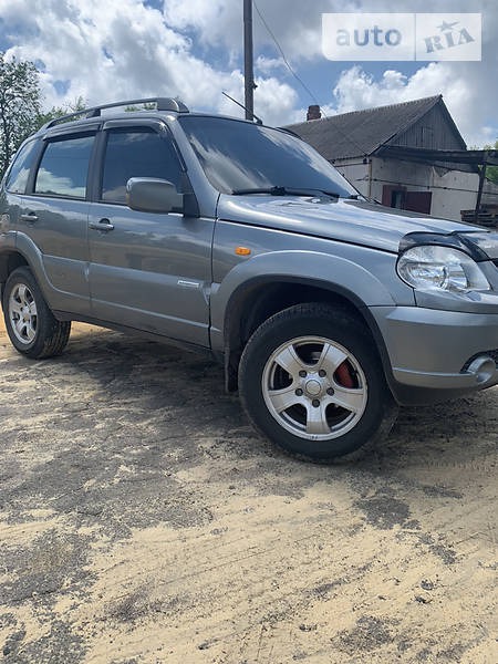 Chevrolet Niva 2011  випуску Донецьк з двигуном 1.7 л  позашляховик механіка за 6200 долл. 