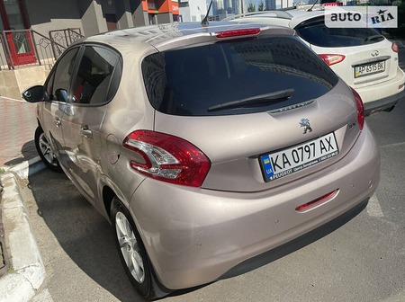 Peugeot 208 2014  випуску Київ з двигуном 1.2 л бензин хэтчбек автомат за 9400 долл. 