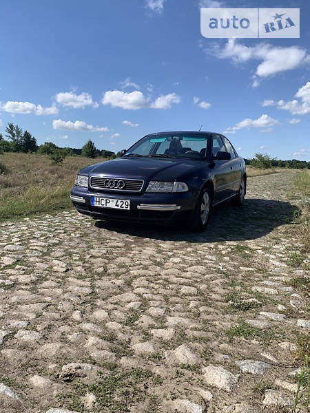 Audi A4 Limousine 1996  випуску Вінниця з двигуном 2.6 л  седан механіка за 1450 долл. 