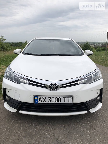 Toyota Corolla 2018  випуску Харків з двигуном 1.6 л  седан автомат за 15700 долл. 