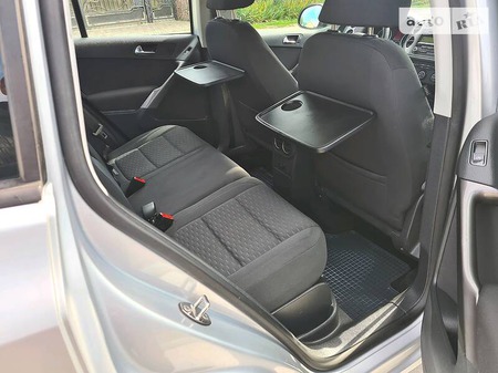Volkswagen Tiguan 2009  випуску Чернівці з двигуном 2 л  хэтчбек механіка за 12500 долл. 